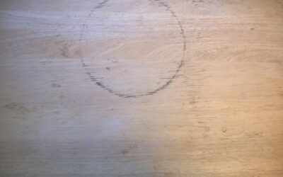 Zwarte vlekken uit houten vloer verwijderen: hoe doe je dat?
