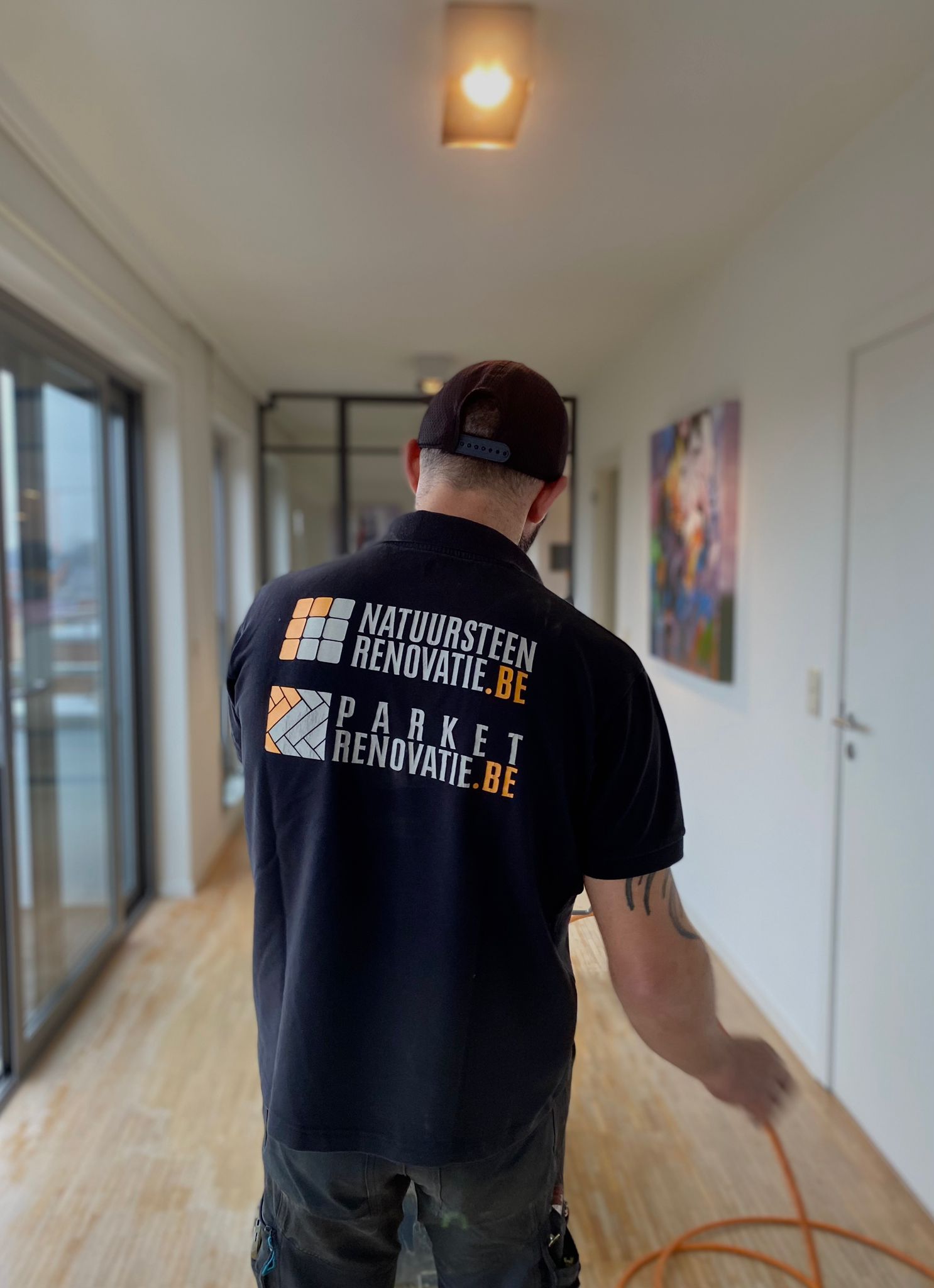 Afbeelding van een vakman die parket renoveert	
